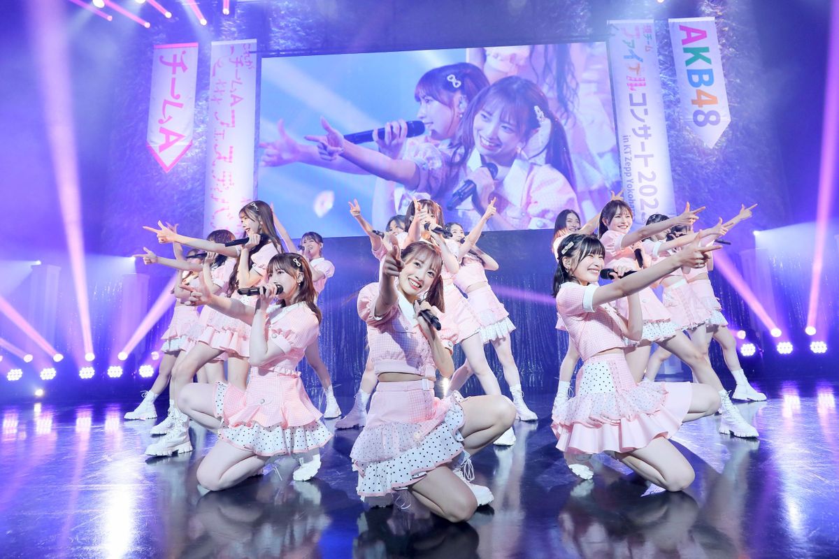 笑顔でパフォーマンスするチームAのメンバー　（c）AKB48