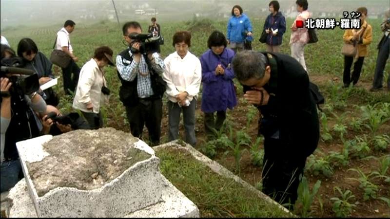 ６９年ぶりの合掌…北朝鮮墓参団が墓参り