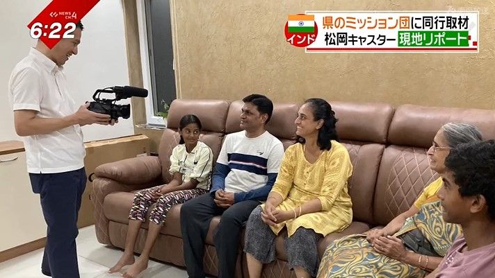 インドの一般家庭を取材する松岡キャスター