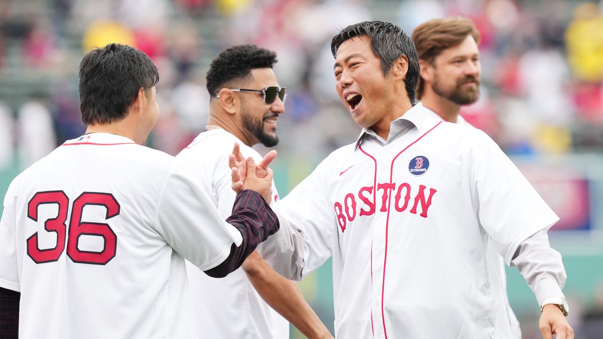 レッドソックスのセレモニーで田澤純一投手(左)とハイタッチする上原浩治さん(右)　写真：日刊スポーツ/アフロ