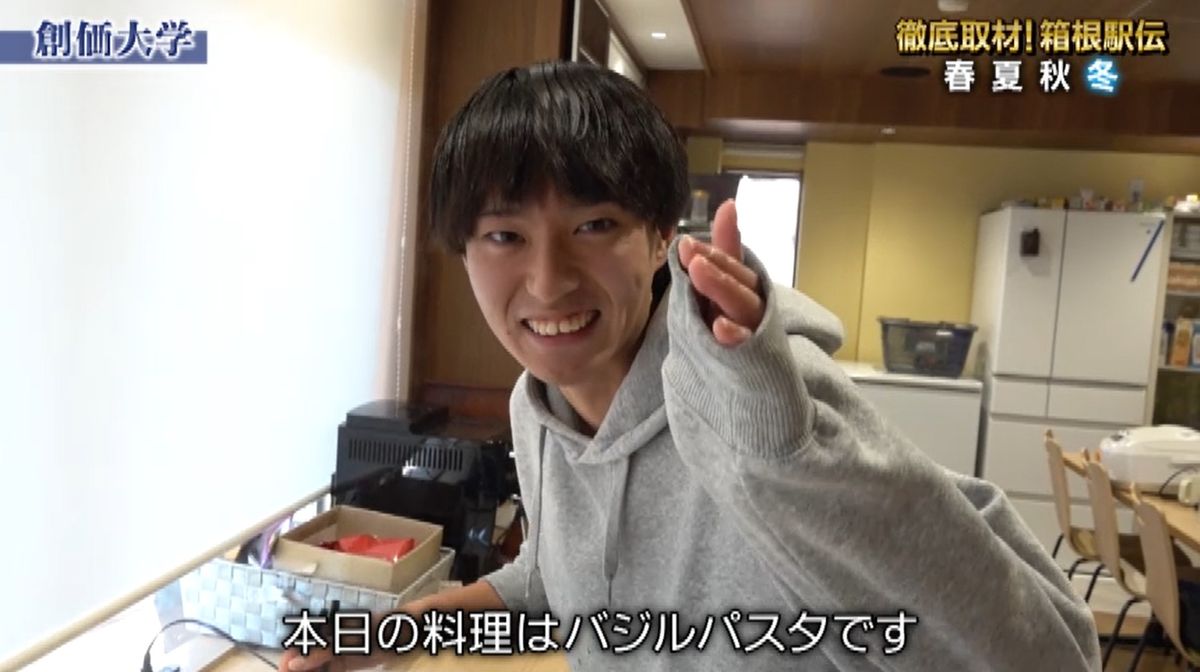 バジルパスタを作る吉田響選手
