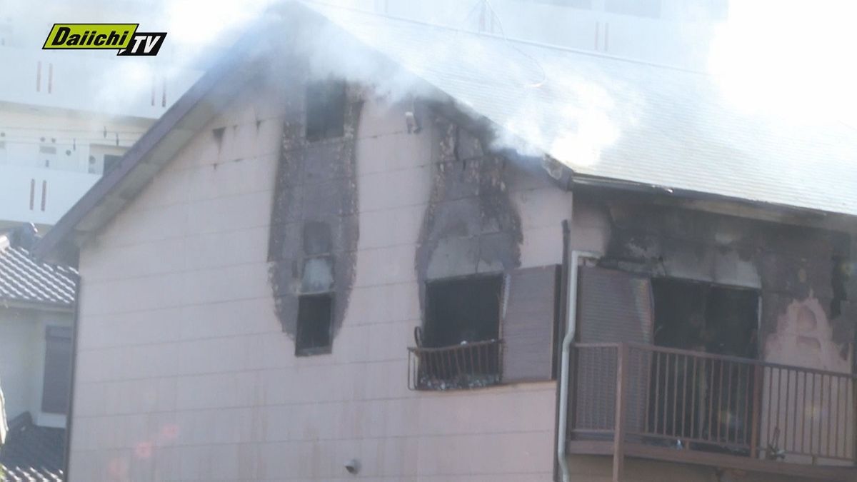 【火事】２階建て住宅１棟を全焼し隣接の建物焼く…２人救急搬送（静岡･焼津市）