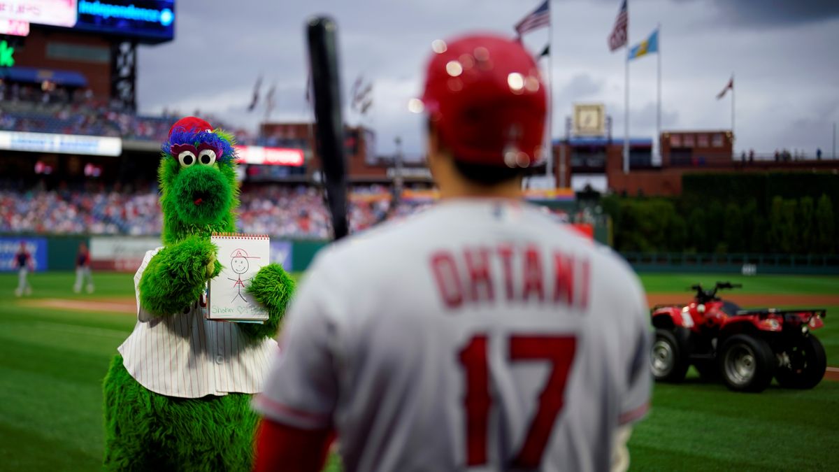 大谷翔平に「似てる？」フィリーズの人気マスコットにお手製の似顔絵見せられた大谷の反応は…