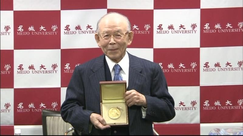 ノーベル賞・赤崎教授が帰国　メダル初披露
