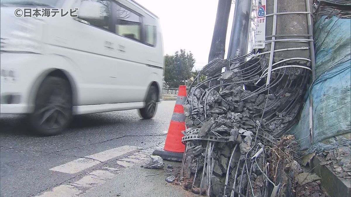 未明の事故…軽乗用車が電柱に衝突　運転していた男性(22)が両ひざを骨折するなどの大けが　命に別条なし　鳥取県米子市