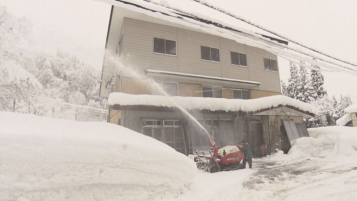 24時間降雪量　鶴岡市櫛引で40センチ　交通機関も乱れる　10日明け方にかけて大雪警報も