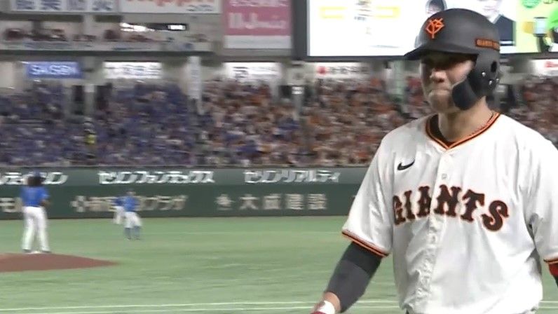 ピッチャーゴロでランナーを進めた坂本勇人選手(画像:日テレジータス)