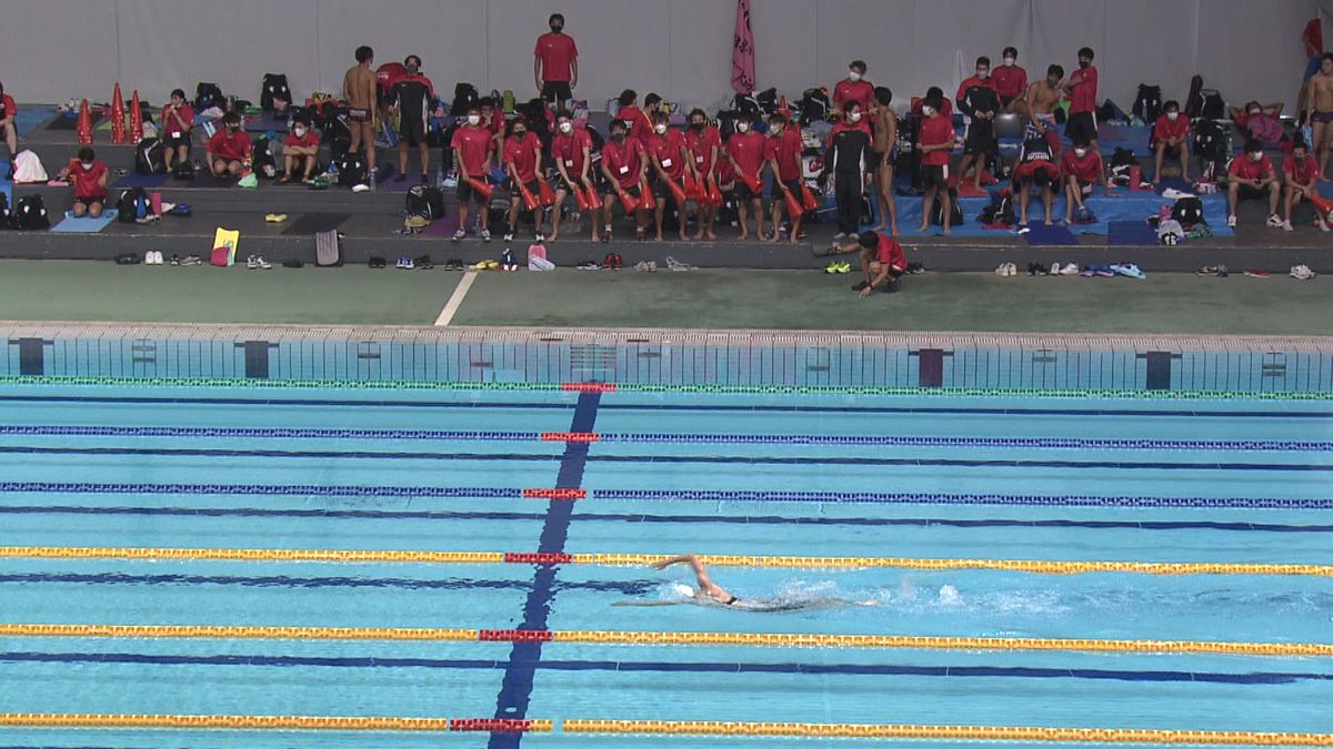 池江璃花子が1人でレース スタート台間違えるハプニングに照れ笑い　競泳・日大中大対抗戦
