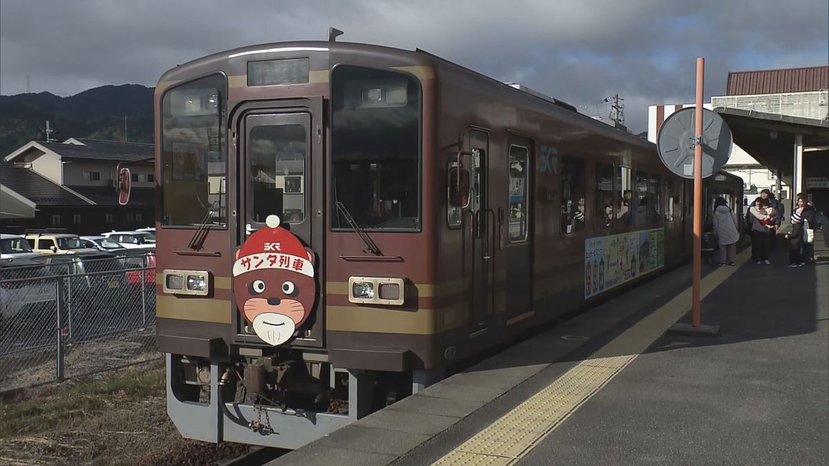 もうすぐクリスマス「サンタ列車」運行　一足早いプレゼントも　冬に減る利用客呼び込む狙い　滋賀