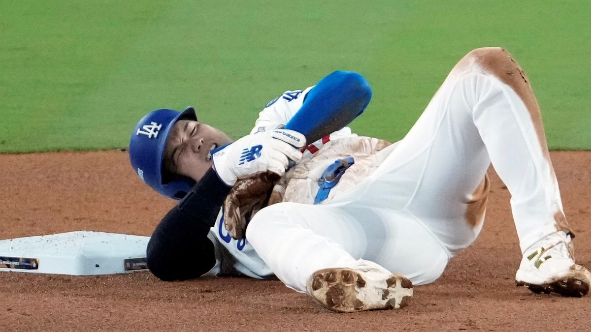 盗塁時に左肩を負傷した大谷翔平選手(写真：AP/アフロ)