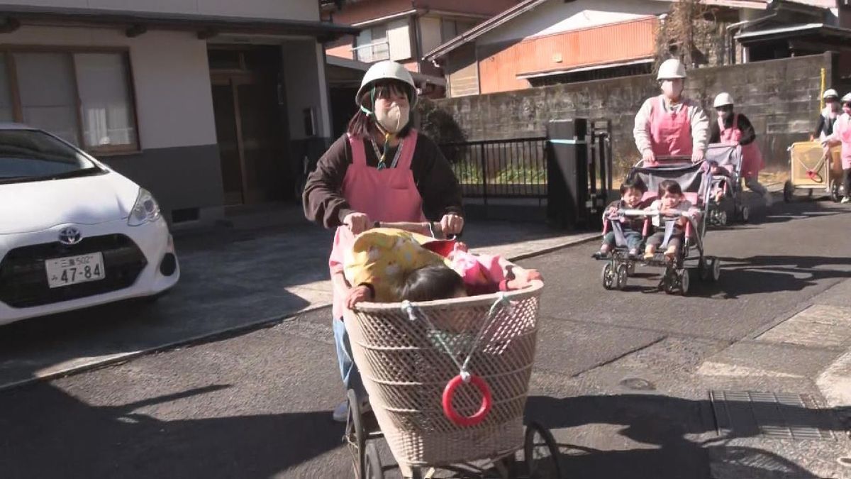 南海トラフ巨大地震に備え　保育園と小学校が合同で津波避難訓練　三重・尾鷲市