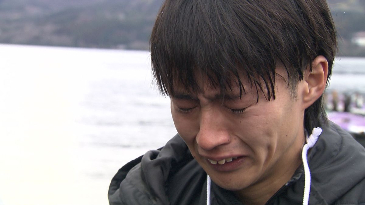 インタビュー中は涙を流しながら声を振り絞る吉田響選手