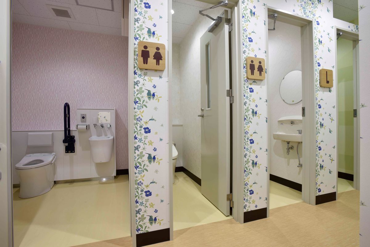 「和式」多い学校トイレ　保育園では“訓練”も…　最新式は男子“個室”　性的マイノリティーへの対応も
