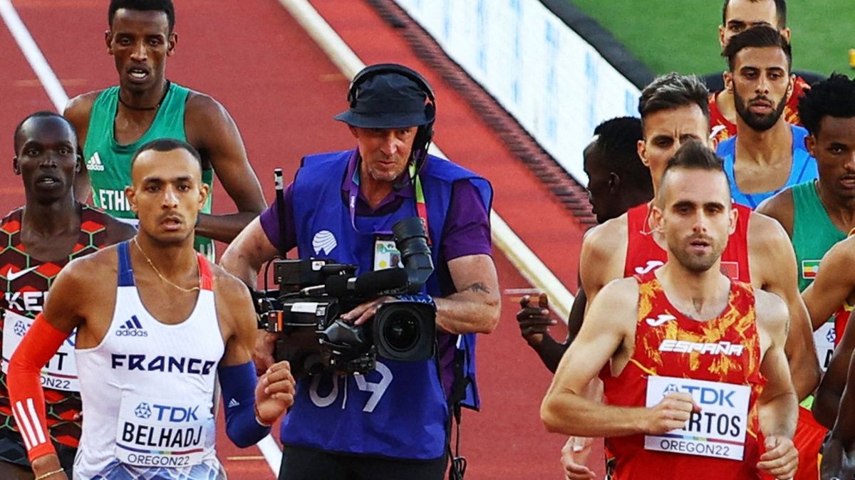 陸上・世界選手権　カメラマンがコースの真ん中で撮影　3000m障害決勝