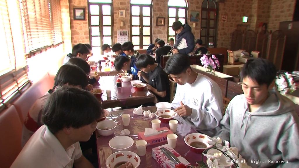 石川・七尾から射水へ避難　高校サッカー部に熱々ラーメンの炊き出し