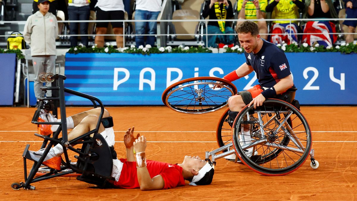 小田凱人選手の車輪を拾い祝福に向かうヒューエット選手(写真：ロイター/アフロ)