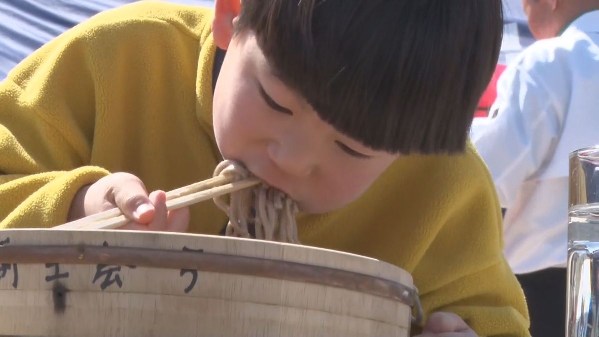 5年ぶりに“名物イベント”復活！子供から大人までそばの早食いで熱戦 出水市「たかおの中の市」開催