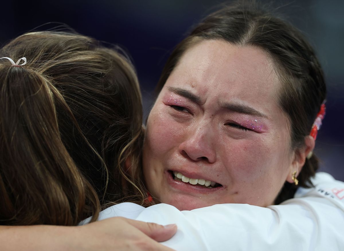 金メダル決定後、他の選手と健闘をたたえあう北口榛花選手（写真:新華社/アフロ）