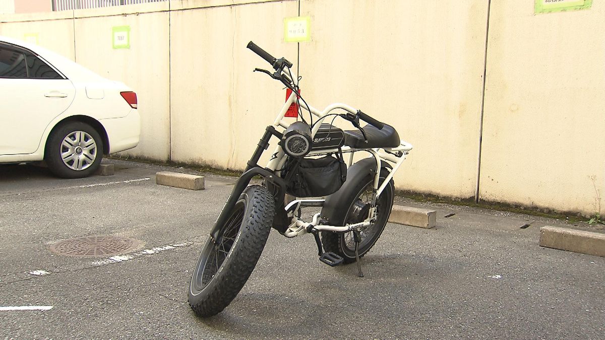 ペダル付き原付バイク “モペット”で「昭和通り」を逆走した疑い　ナンバープレートがなくパトカーから逃走中　福岡