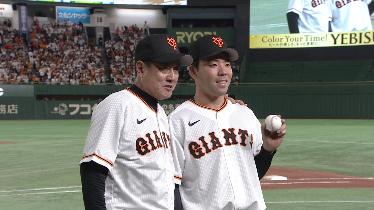 プロ初勝利を挙げた巨人・松井颯投手(右)と原辰徳監督(左)画像：日テレジータス
