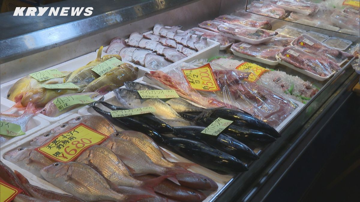 年末年始の食材を買い求める人たちで賑わう 道の駅・萩しーまーとでは新鮮な魚がずらり