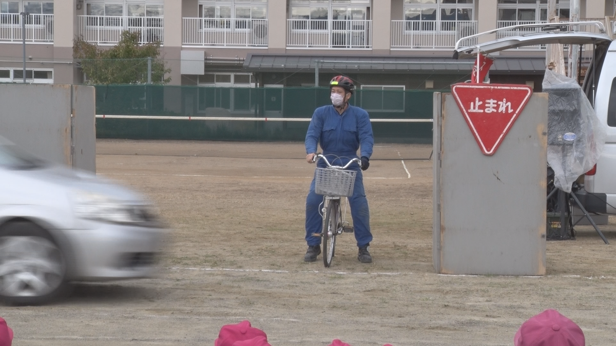 スタントマンが事故を再現　中学校で交通安全教室　危険！スマホ見ながら自転車に乗っていると…こんな事故に