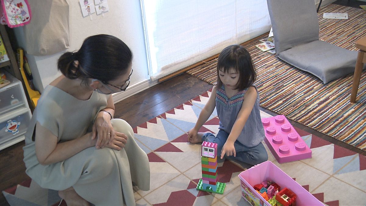 ５歳になった二女（右）と遊ぶミカさん（仮名）