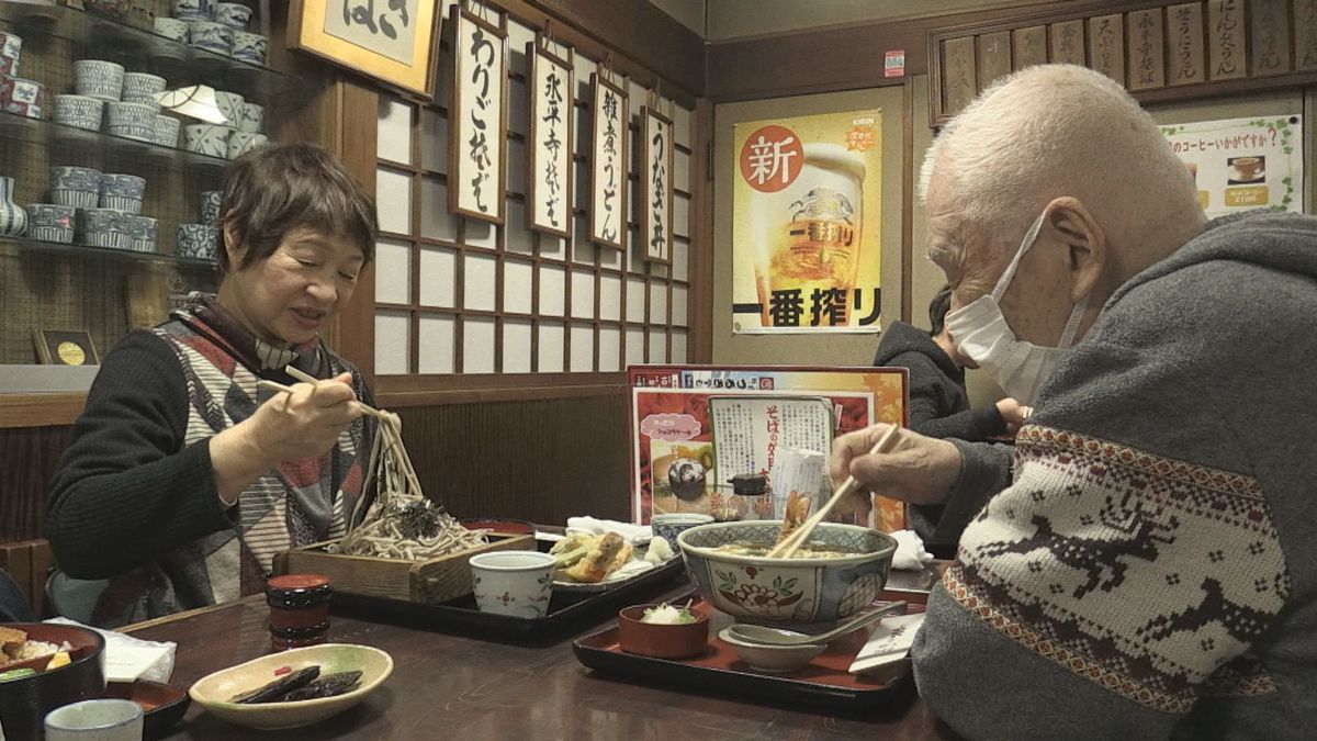 年越しそばで1年締めくくる 食べるのはやっぱり“おろしそば”？ 各地でそば店にぎわう