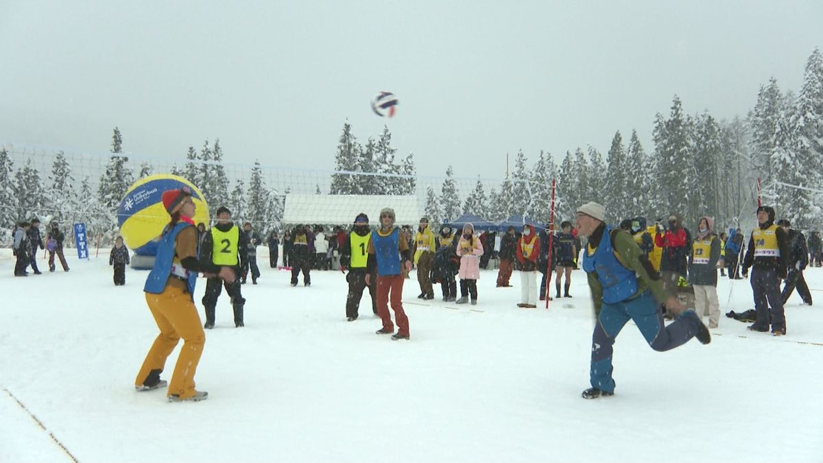 国内有数の豪雪地帯　山形・西川町で雪上バレーボール大会　国内外からの参加者が白熱プレー