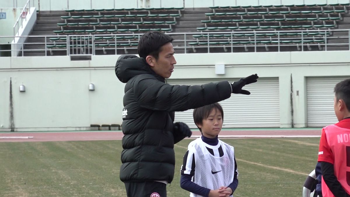 子どもたちに指導する長谷部誠氏