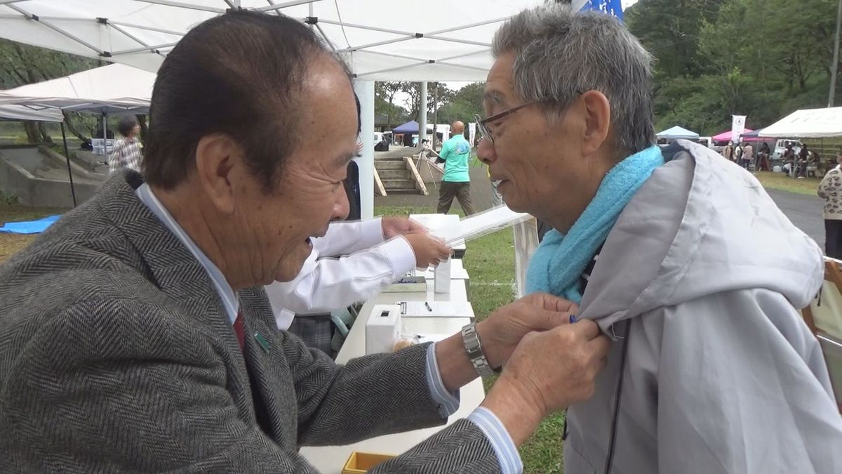 米朝首脳会談の実績トランプ氏に市川健一さん｢大きな前進を期待｣　薩摩川内市で署名活動　高校生も