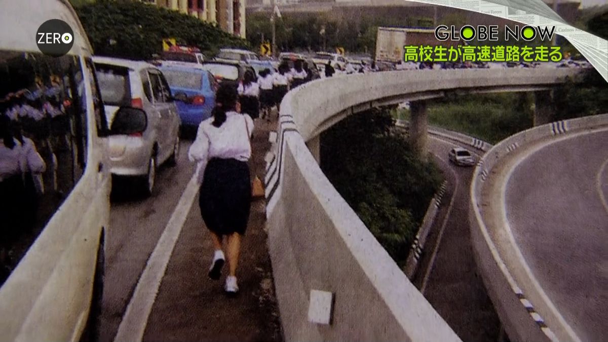 大渋滞…高速道路を受験生が走る！　タイ