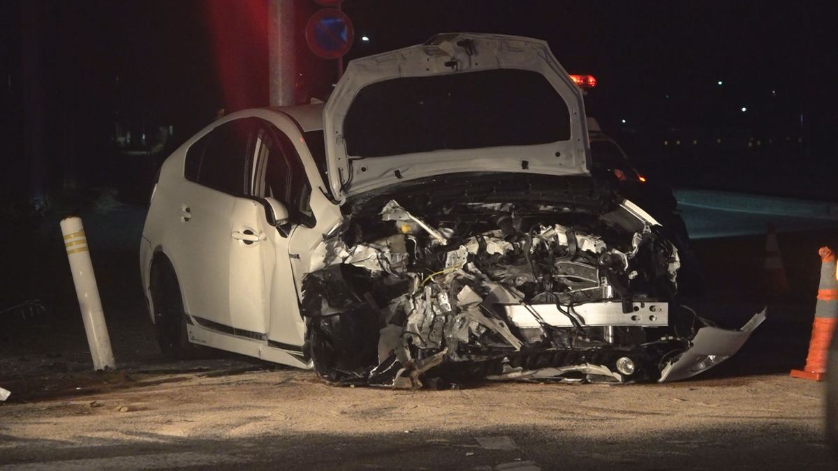 車両は大破…交差点で乗用車同士が衝突 1人が重体 もう1人は大けが  山梨