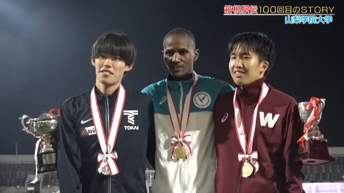 関東インカレ1万mで優勝したジェームス・ムトゥク選手(写真中央)