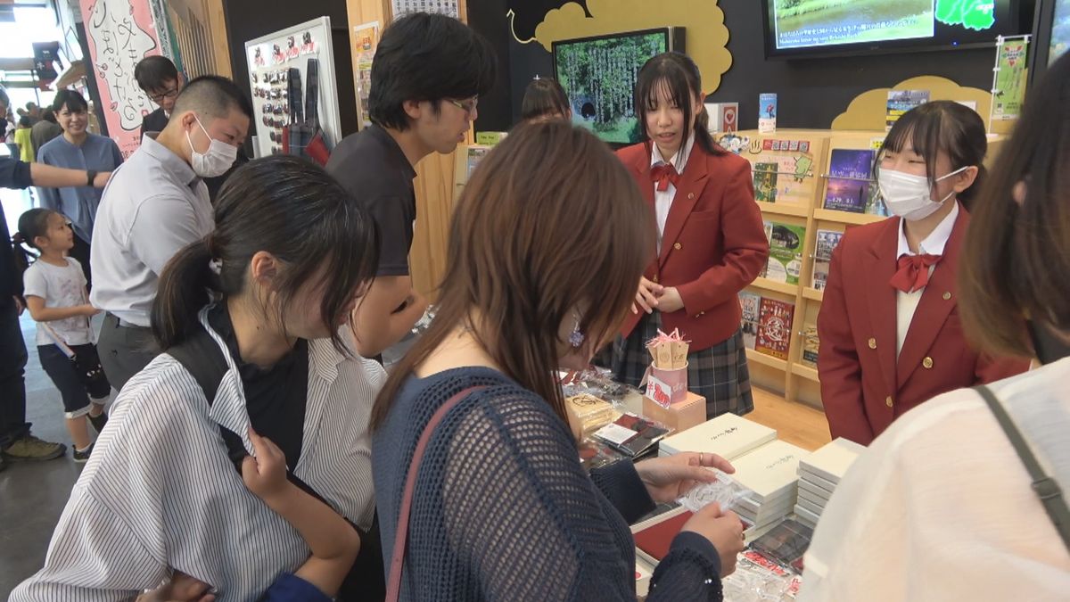 122年の歴史に幕を下ろす山形県立米沢商業高　生徒たちが記念グッズつくり販売