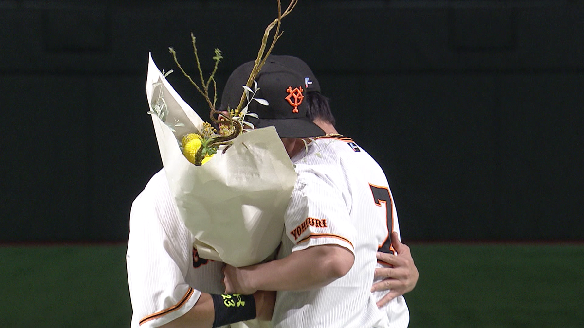 長野久義選手が松田宣浩選手に花束を渡し熱い抱擁(画像：日テレジータス)