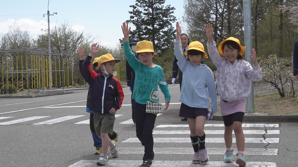 「右よし、左よし！」新1年生が交通ルール学ぶ 北杜で交通安全教室 山梨県