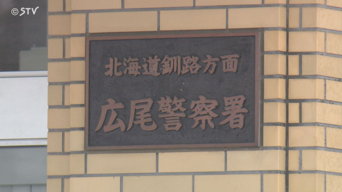 トラックの横で…丸太2本の下敷きになり運転手が死亡　長さ4メートルの丸太10本落下　北海道