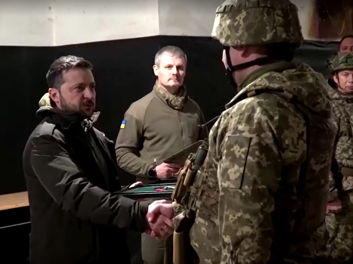前線のウクライナ兵士を激励するゼレンスキー大統領