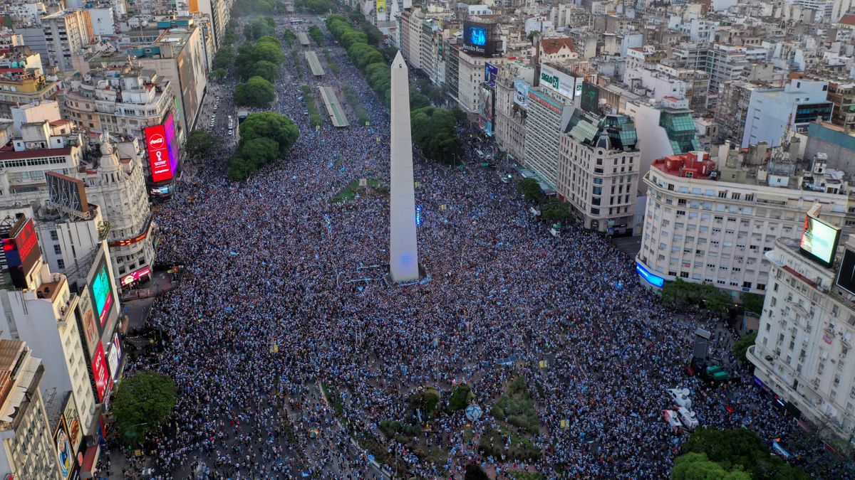 【W杯】衝撃の人数！「何万人集まってるんだ？」　アルゼンチン・ブエノスアイレスが熱狂の渦！催涙ガスの可能性もあった
