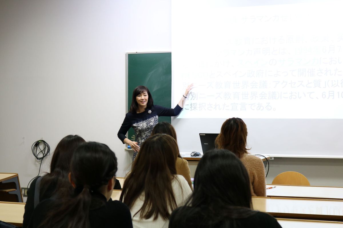 2012年から母校の戸板女子短期大学で客員教授を務める菊池桃子さん