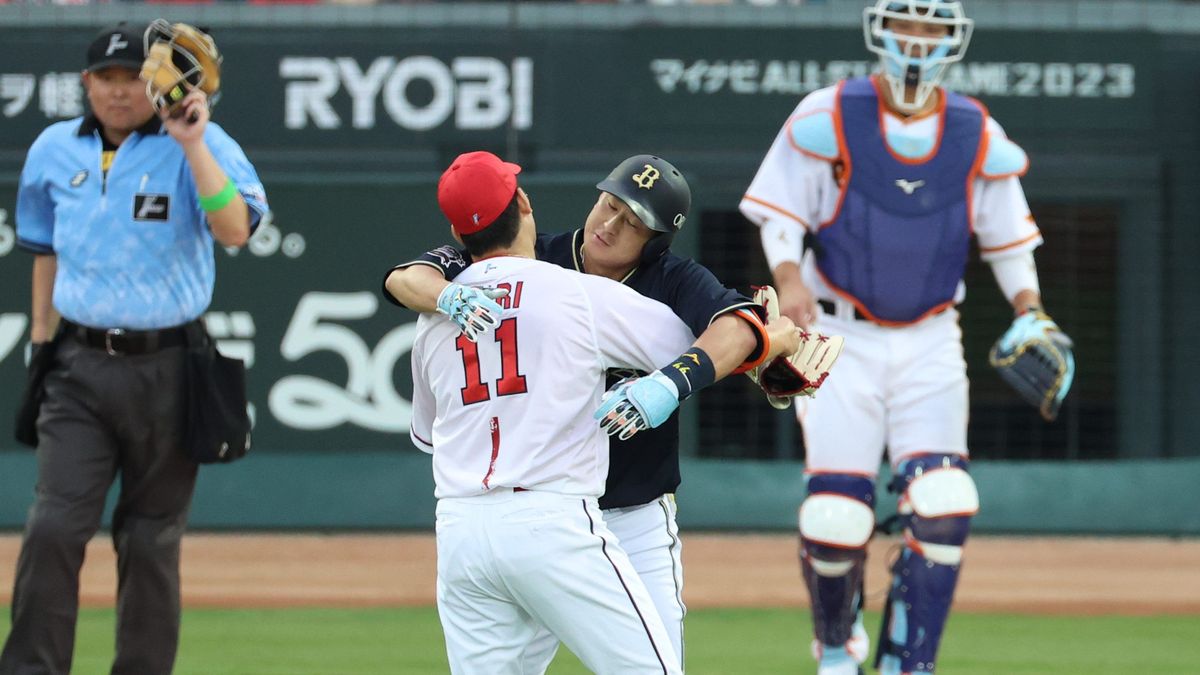 オールスターで1番打者に入り広島の九里投手と抱き合う演出をみせたオリックスの杉本選手(写真：時事)
