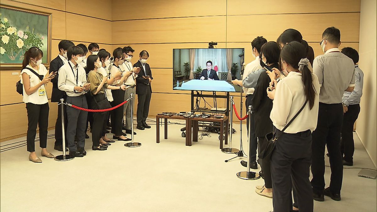 モニター画面に映し出された岸田首相を囲む記者