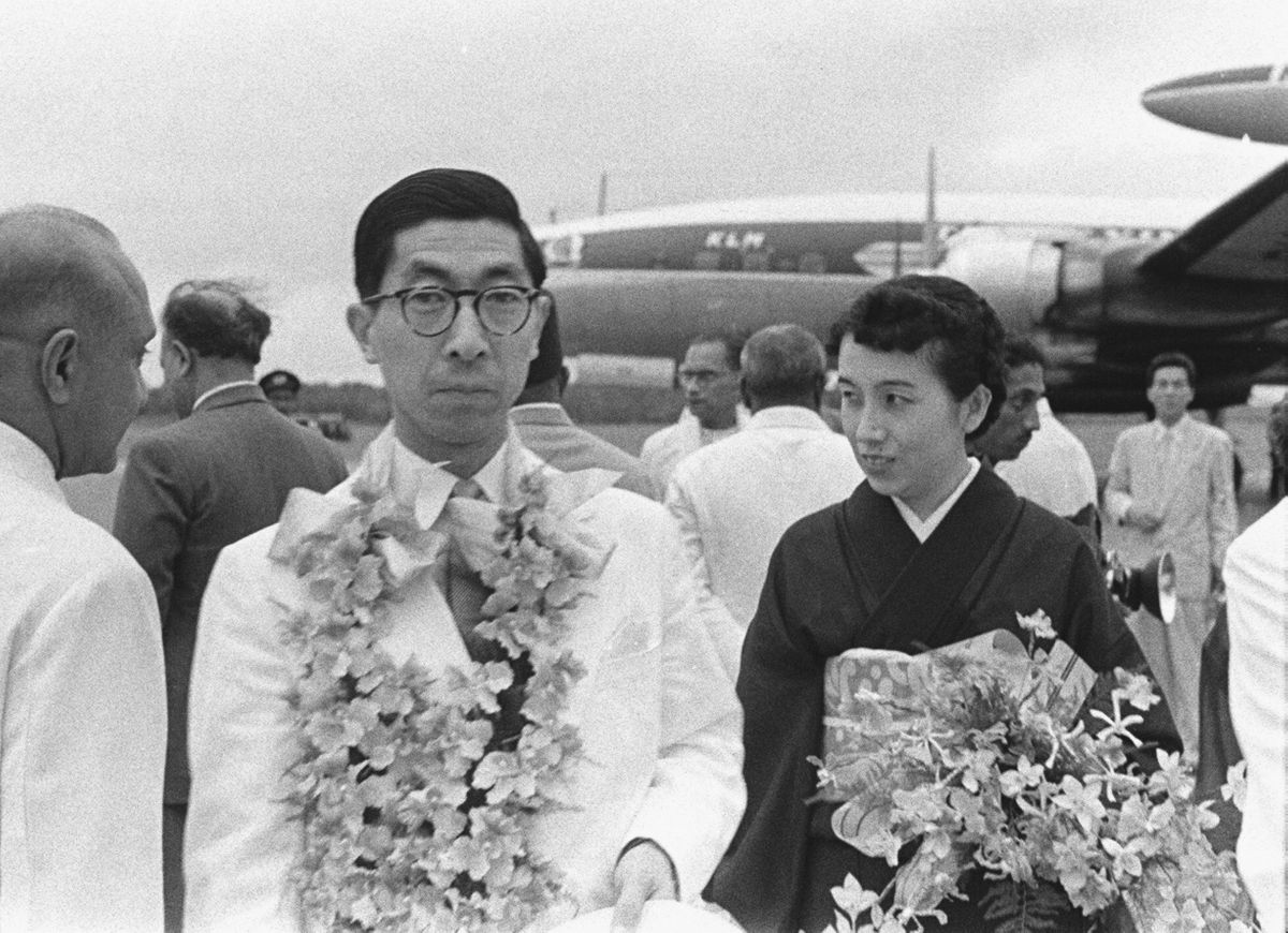 1956年８月スリランカ（当時セイロン）・コロンボ空港に到着された三笠宮ご夫妻　提供・読売新聞社