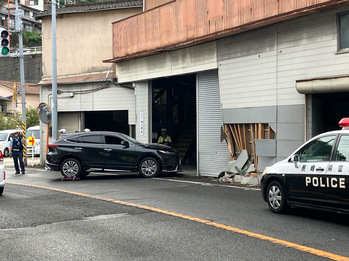 【速報】長崎市古河町の国道で普通乗用車が建物の壁に衝突する事故《長崎》