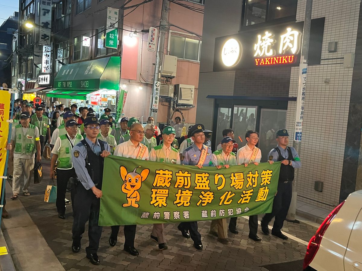 東京・浅草橋駅付近で増加する“違法看板”に指導・警告　警視庁・蔵前署が100人規模のパレードで注意喚起