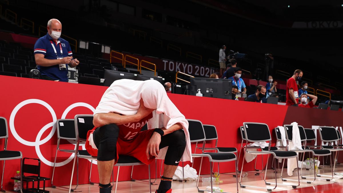 東京五輪で３戦全敗、ベンチから動くことができなかった渡邊雄太選手(写真：長田洋平/アフロスポーツ)