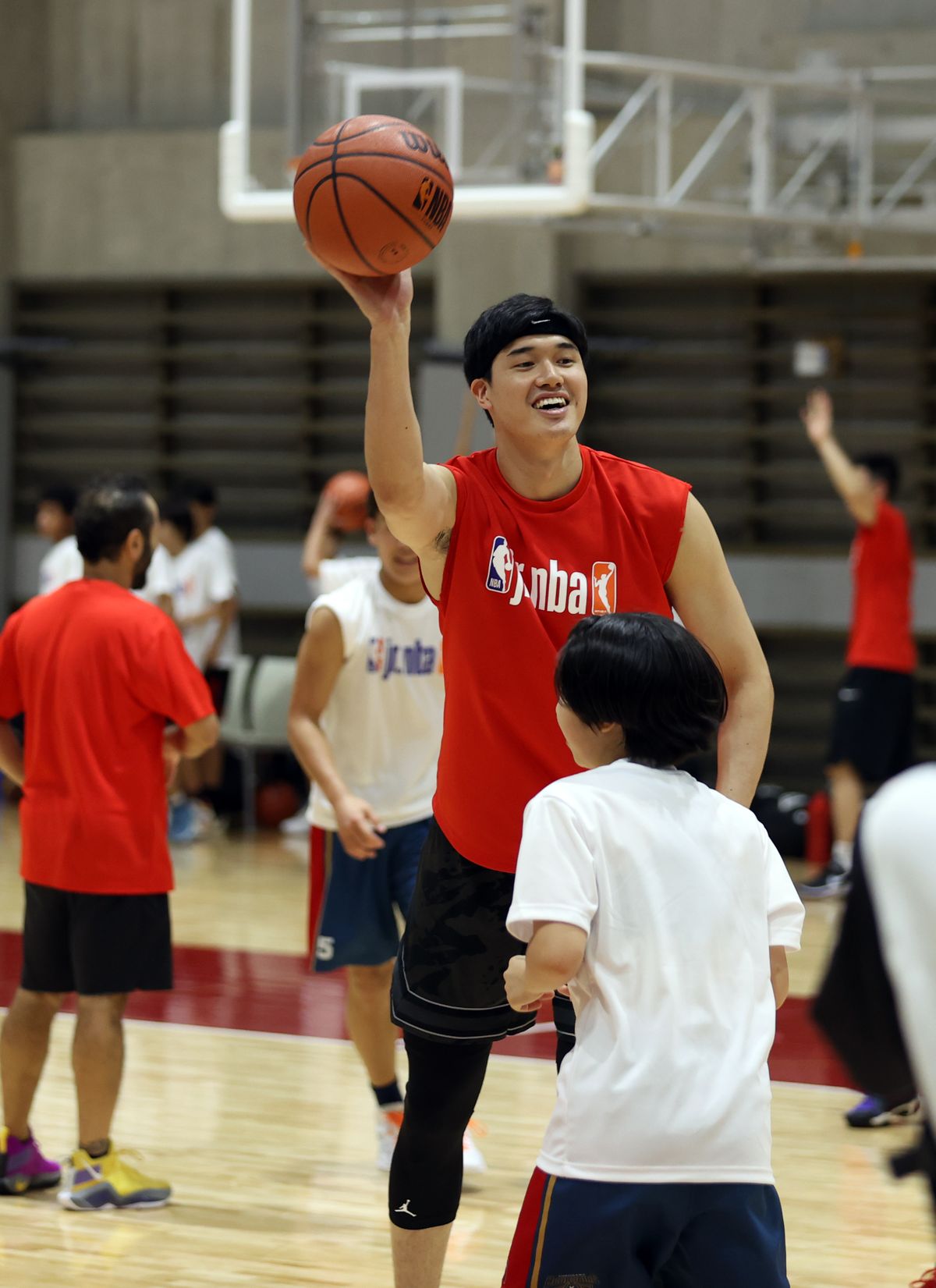 子供たちにバスケを教える渡邊雄太選手(写真：日刊スポーツ/アフロ)