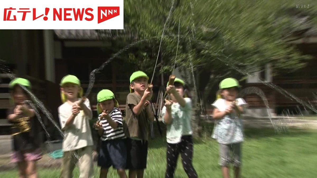 連日の厳しい暑さ 園児が「竹の水鉄砲」を体験  広島県庄原市