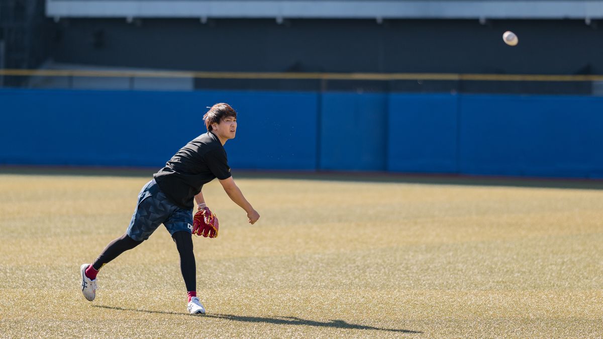 【ロッテ】石川柊太の本拠地初練習に密着　“背ネーム問題”石川慎吾とも初交流　移籍しての苦労&キャンプへの意気込みも